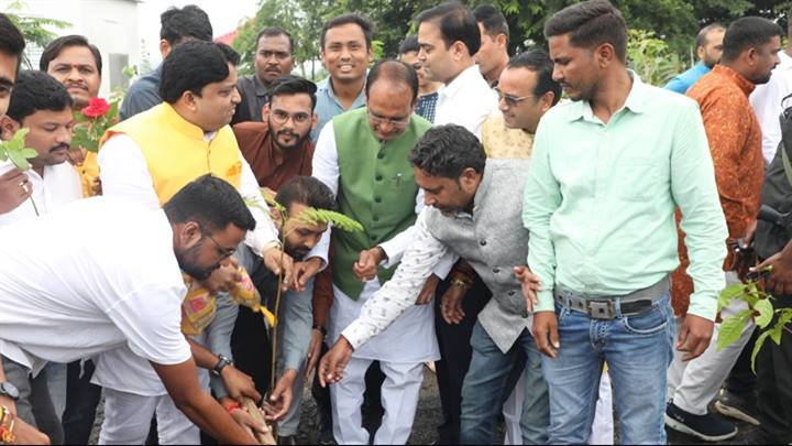 मुख्यमंत्री श्री चौहान ने बेलपत्र, पीपल और गुलमोहर के पौधे लगाए